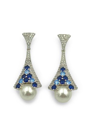 Orecchini a goccia in argento con perline perlacee, impreziositi da pietre preziose blu e azzurro in un design geometrico e superfici testurizzate.