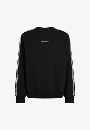 Črna majica s kapuco iz mehkega materiala, s krožnim izrezom, rebrastimi manšetami in belim logotipom na prsih, z nasprotnimi belimi stranskimi črtami.