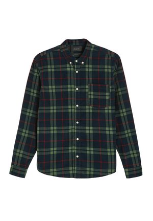 Czerwono-zielona koszula w kratę z guzikami, z pointed collar, długimi rękawami i jedną kieszenią na piersi. Tekstura materiału wydaje się miękka i casualowa.