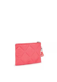 Quiltet pink pouch med en glat overflade, der har en lynlåslukning og en lille charm vedhæng. Måler cirka 20 x 15 cm.