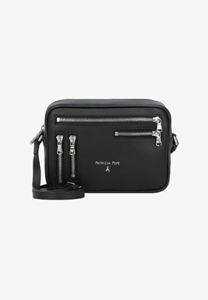 Schwarze Leder-Umhängetasche mit silberner Hardware, ausgestattet mit drei Reißverschlussfächern und verstellbarem Schulterriemen. Logo auf der Vorderseite.