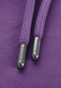 Paarse gevlochten veters met metalen aglets waarop "SPITZBUB" is gegraveerd, rustend op een bijpassende paarse gestructureerde stofachtergrond.