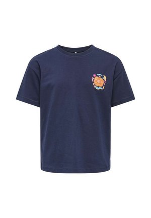 T-shirt bleu marine à manches courtes avec un petit motif circulaire abstrait coloré sur la partie gauche de la poitrine.