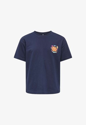 T-shirt bleu marine à manches courtes avec un petit motif circulaire abstrait coloré sur la partie gauche de la poitrine.