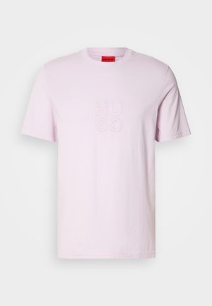 Lyserød bomulds t-shirt med korte ærmer, der har et diskret broderet "HUGO"-logo i matchende tråd på forsiden.
