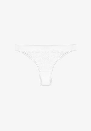 Tanga de encaje blanco con bordado floral en la cintura frontal, colocado plano sobre un fondo blanco.