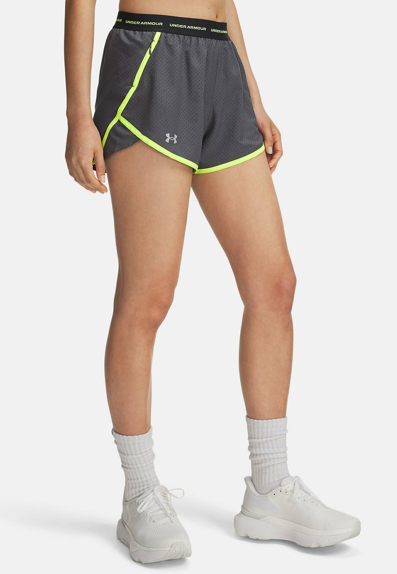 Graue Sportshorts mit neon-gelben Akzenten, Netzstruktur und einem Logo am linken Saum. Verfügt über einen elastischen Bund und seitliche Taschen.