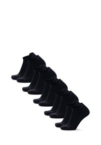 Paquete de calcetines cortos negros con puños acanalados, que presentan pequeños acentos rojos cerca de la zona de los dedos. Material suave y elástico diseñado para la comodidad.