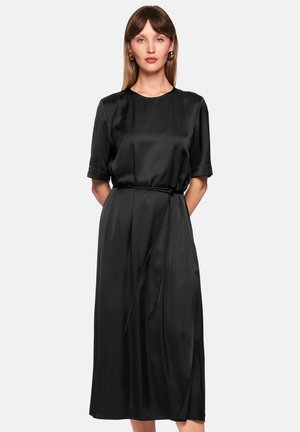 Schwarzes Satin-Midikleid mit kurzen Ärmeln, tailliertem Schnitt und seitlichem Schlitz. Verfügt über eine glatte Textur und eine lässige Passform.