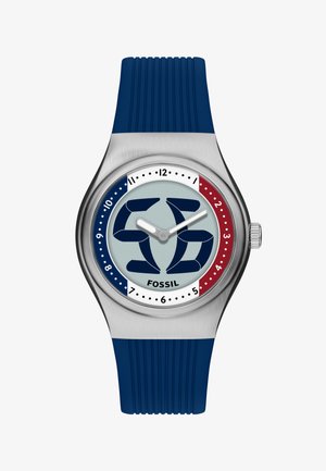 Orologio da polso Fossil in argento con cinturino blu, indicatori delle ore blu e rossi e grande "55" stilizzato sul quadrante azzurro chiaro.