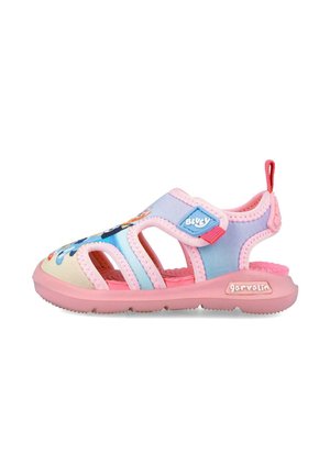 Sandalia infantil rosa y azul con estampado de personaje de dibujos animados, correa ajustable de velcro y lengüeta trasera en una suela flexible.