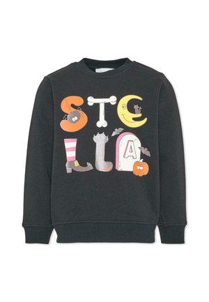 Maglietta nera a maniche lunghe con lettere "STELLA" a tema Halloween, inclusi un ragno, un osso, luna con gatto, stivale della strega, artiglio, lapide, pipistrelli e zucca.