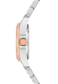Reloj de acero inoxidable plateado con un bisel y una corona en oro rosa. Presenta un bisel texturizado y eslabones de pulsera suaves.