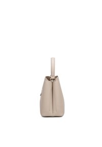 Borsa in pelle beige con una texture sottile, forma affusolata e manico superiore. Presenta un dettaglio a anello metallico e pieghe laterali.