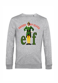 Šedá mikina s nápisem "RAISED BY ELVES" nad grafikou postavičky elfa v zelené barvě, s žlutýma nohama a černými botami.