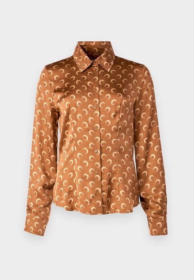 Camisa castanha com acabamento acetinado, fecho de botões, colarinho e um padrão de formas de crescente em tons claros por toda a peça. Mangas longas.