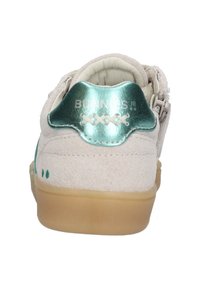 Witte suede schoen met teal metallic accenten op de hiel en een beige rubberen zool, met stikseldetails en een afgerond ontwerp aan de achterkant.
