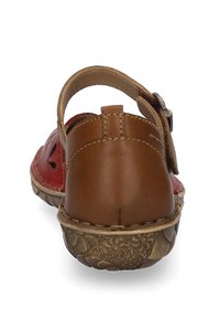 Sandal in pelle marrone con cinturino posteriore, decorato con un design floreale rosso, suola marrone testurizzata e fibbia regolabile. Punta rotonda e design con tallone aperto.