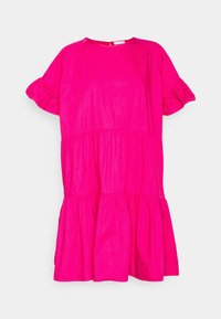 Vestido fucsia de capas con mangas cortas abullonadas, cuello redondo y cierre de botón en la parte posterior. Fabricado con un tejido ligero y de textura suave.