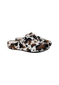 Zapatillas tipo slip-on con estampado de vaca, hechas de suave piel sintética, que presentan un patrón en negro, marrón y blanco, con una puntera redondeada y suelas flexibles.