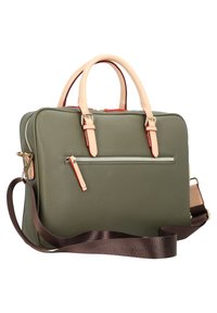Bolso de cuero verde oliva con asas y acentos en rosa claro. Cuenta con un bolsillo delantero con cremallera y una correa marrón desmontable. Textura suave.
