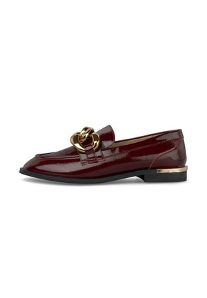 Burgunderfarbene Patentleder-Slipper mit schwarzer Sohle, niedrigem Absatz und großen goldenen Kettenakzenten oben.