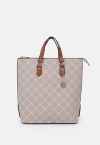 Sac fourre-tout beige avec un motif en losange, poignées en cuir marron et quincaillerie en métal argenté. Doté d'une fermeture éclair et d'un charme décoratif.