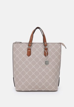 Sac fourre-tout beige avec un motif en losange, poignées en cuir marron et quincaillerie en métal argenté. Doté d'une fermeture éclair et d'un charme décoratif.