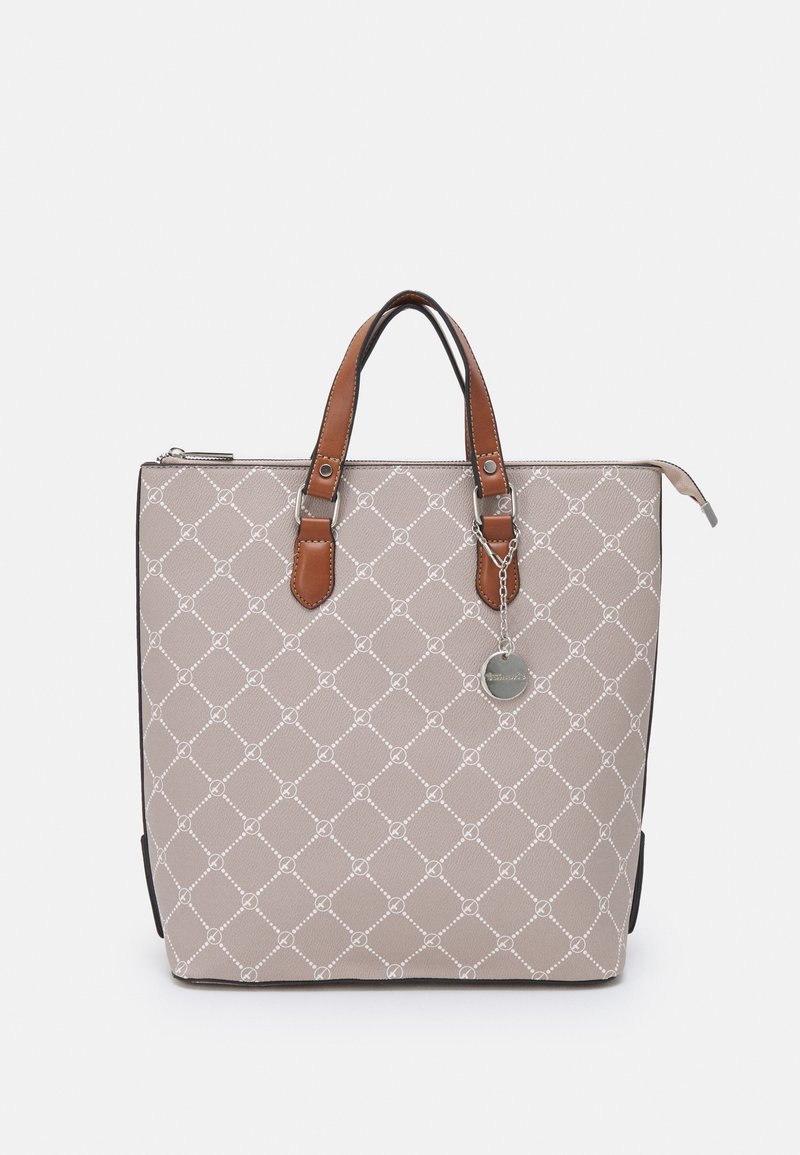 Sac fourre-tout beige avec un motif en losange, poignées en cuir marron et quincaillerie en métal argenté. Doté d'une fermeture éclair et d'un charme décoratif.