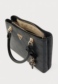 Sort tekstureret håndtaske med gulddetaljer, lynlåslukning, tophåndtag og en dekorativ vedhæng. Indvendigt er der beige stof med logo-tryk.