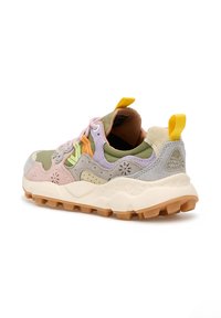 Multibarevné tenisky s kombinací zelené, růžové, fialové a béžové semišové kůže, s texturovanými akcenty a gumovou podešví pro lepší trakci.