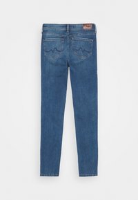 Vaqueros de mezclilla azul oscuro con corte recto, que cuentan con una etiqueta de cuero en la cintura y dos bolsillos traseros con detalles de costura sutiles.