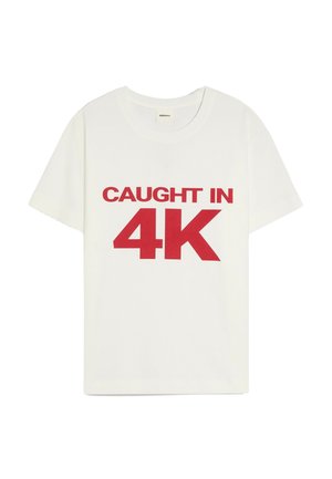 Biała koszulka z krótkim rękawem z wyraźnym czerwonym napisem „CAUGHT IN 4K” na przodzie i okrągłym dekoltem.