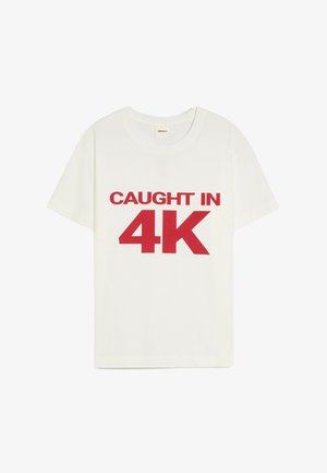 Biała koszulka z krótkim rękawem z wyraźnym czerwonym napisem „CAUGHT IN 4K” na przodzie i okrągłym dekoltem.