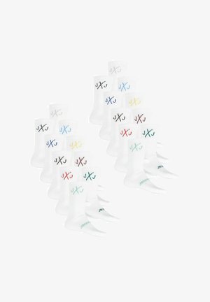 Zestawy białych skarpetek crew z wielokolorowymi haftowanymi logo JXJ blisko górnej części, ułożone w trzy przesunięte rzędy na białym tle.