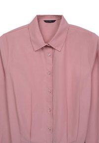 Blusa rosa chiaro realizzata in un tessuto morbido, con un colletto classico e chiusura abottonata frontale con sei bottoni trasparenti visibili.