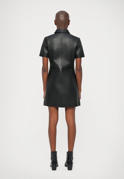 Czarna skórzana sukienka z krótkim rękawem, o strukturalnym kołnierzu i dopasowanej sylwetce, charakteryzująca się gładką teksturą i długością do kolan.