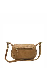 Sac à main tissé marron avec un devant texturé, un corps en cuir lisse, une poche zippée et une sangle réglable, mettant en avant des accents en métal doré.