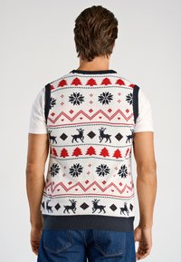 Gebreide feestdagentrui zonder mouwen met rode, witte en zwarte patronen, waaronder rendieren, sneeuwvlokken en geometrische vormen.