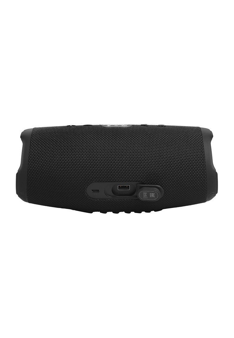 Schwarzer tragbarer Bluetooth-Lautsprecher mit Stoffoberfläche, der auf der Rückseite USB-C- und USB-A-Ladeanschlüsse zeigt.