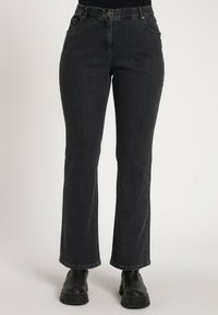 Jeans de mezclilla gris oscuro con un diseño de pierna recta slim, que cuentan con una cinturilla elástica alta y bolsillos frontales. Textura suave, costuras mínimas.