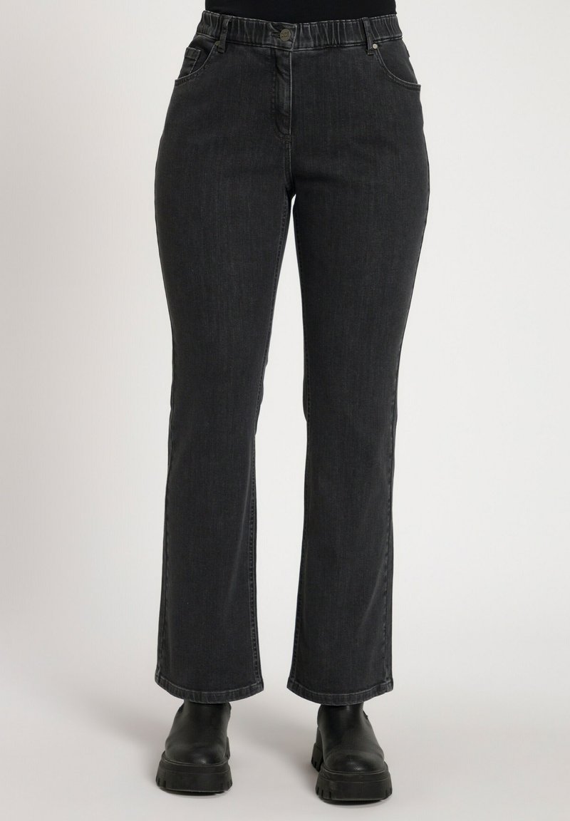 Jeans de mezclilla gris oscuro con un diseño de pierna recta slim, que cuentan con una cinturilla elástica alta y bolsillos frontales. Textura suave, costuras mínimas.