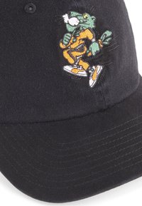 Czarna czapka z wygiętym daszkiem, z kolorowym haftowanym rysunkiem postaci z kreskówki w kolorach pomarańczowym, zielonym i białym z przodu.