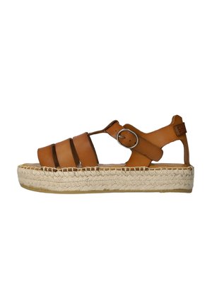 Bruine leren sandaal in gladiatorstijl met drie voorste riemen, ronde gesp en gevlochten plateausoal.