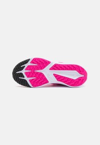 Nike Performance STAR RUNNER 4 - Laufschuh Straße - fierce pink/white/black/playful pink