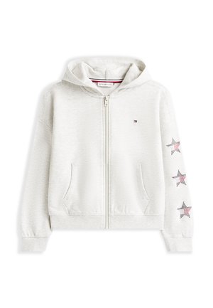 Lys grå hettejakke med glidelås, frontlommer, liten logo på brystet og tre stjernedesign på venstre erme. Hetten har ribbekanter på mansjetter og nederkant.