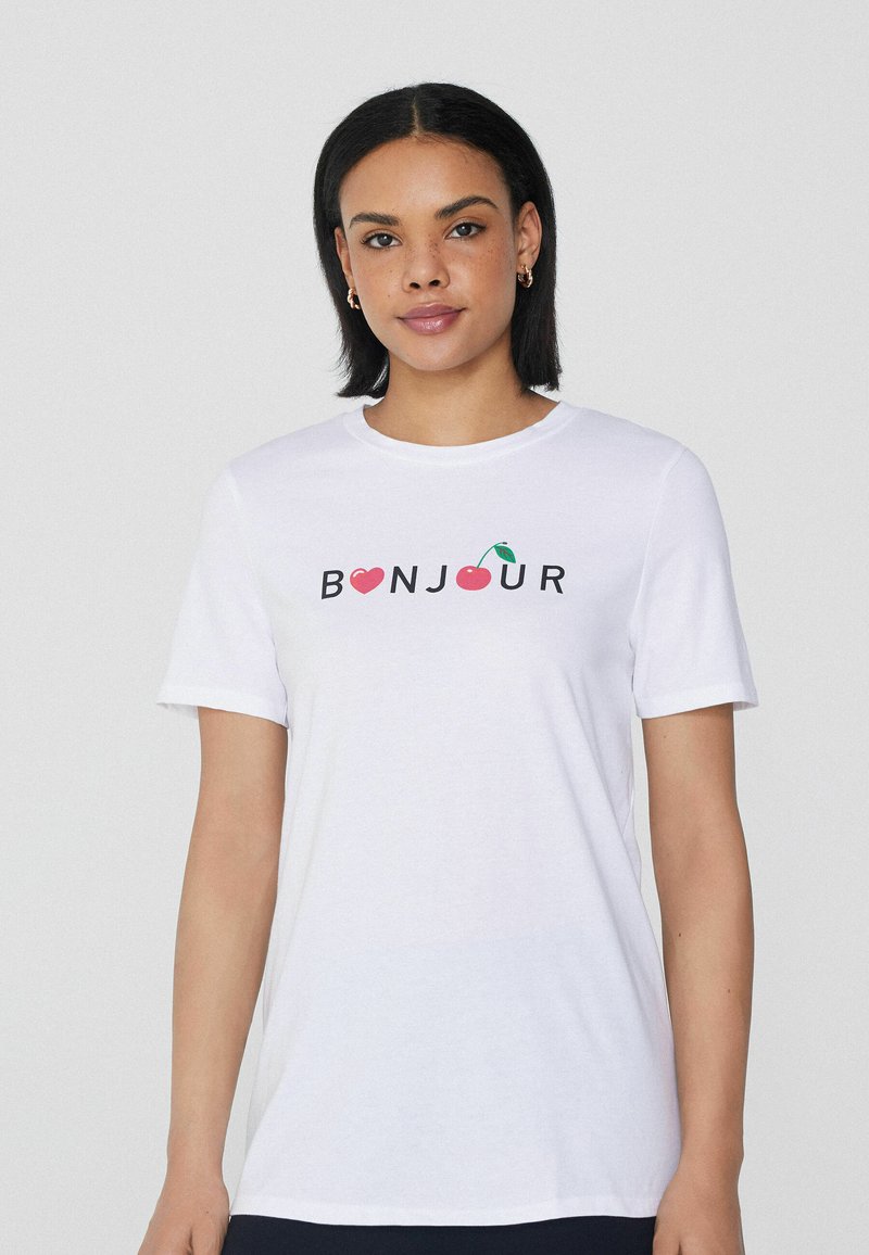 Bílá bavlněná tričko s nápisem "BONJOUR" a grafikou srdce a třešně. Krátké rukávy, kulatý výstřih, uvolněný střih.