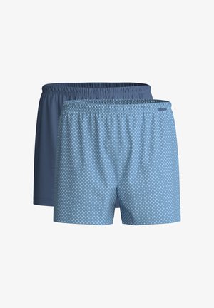 Twee paar herenshorts; één effen donkerblauw en één lichtblauw met een geometrisch patroon. Beide hebben elastische taillebanden.