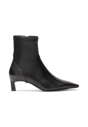 Bottines en cuir noir, à bout pointu et talon carré de 3 cm. Elles présentent une texture lisse et un panneau élastique pour un enfilage facile.