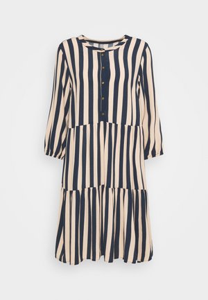 Jurk met lange mouwen met verticale zwarte en beige strepen, ronde halslijn, knopen vooraan en een gelaagde rok op een witte achtergrond.